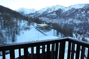 A snow-covered mountain landscape with a building featuring a balcony and a ski lift. - Ski-in/ski-out & foot of the slopes, 5th floor, view ski slopes, balcony, tv, 30m², Les Orres (Les Orres)