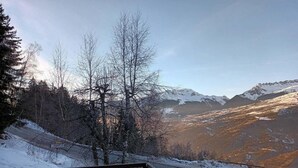 A snow-covered landscape with a road and a wooden fence. - 150m from ski slopes, Ground floor, view valley, terrace, tv, ski locker, 24m², Montchavin La Plagne (La Plagne-Tarentaise)