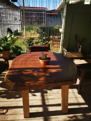 Outdoor dining - Central apartments 1 hour from the beaches of Guanacaste, volcanoes, parks. (Canas)