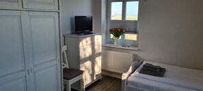 2 bedrooms, iron/ironing board, travel cot, free WiFi