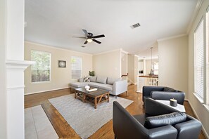 Televisión, chimenea, Netflix y libros 