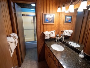 Villa, 2 chambres, vue lac | Salle de bain
