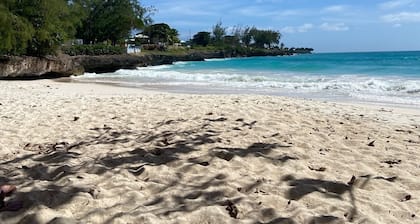 Walk to Freights Bay surfing & Miami Beach! Perfect for remote workers.