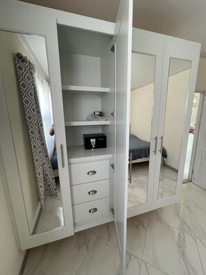 1 habitación y caja de seguridad en la habitación 