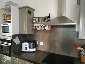 ثلاجة، ميكروويف، فرن، موقد طهي مسطح