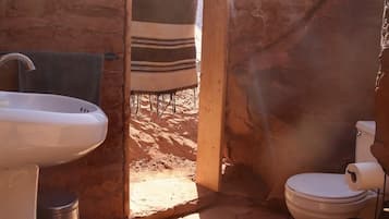Regadera, toallas, jabón, papel de baño