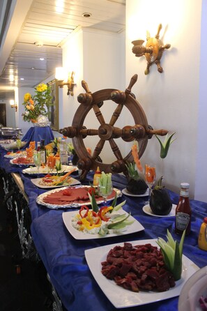 Bữa sáng buffet hàng ngày (5 USD/mỗi người)