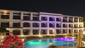 2 outdoor pools, sun loungers