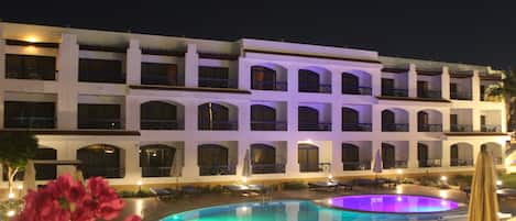 2 utomhuspooler och solstolar