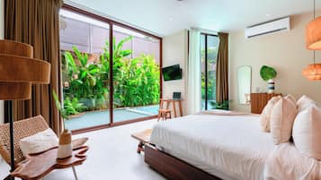 Signature Room, 1 King Bed, Pool Access | Premium bedding, free minibar, in-room safe, individually furnished