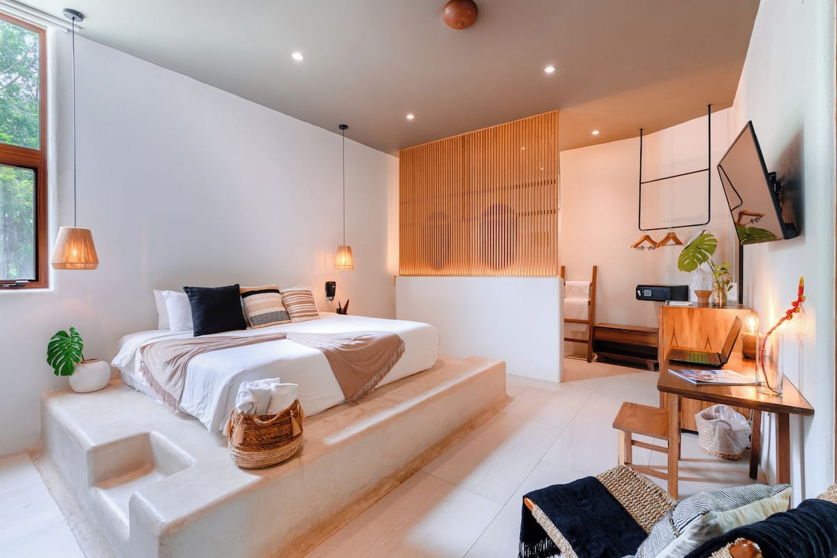 deluxe room, 1 king bed, private bathroom | 1 bedroom, premium bedding, free minibar, in-room safe