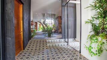 Pintu masuk hartanah