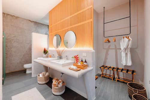 Chambre luxueuse double, 2 grands lits, baignoire à remous | Salle de bain | Douche, douche cascade, articles de toilette griffés, séchoir à cheveux
