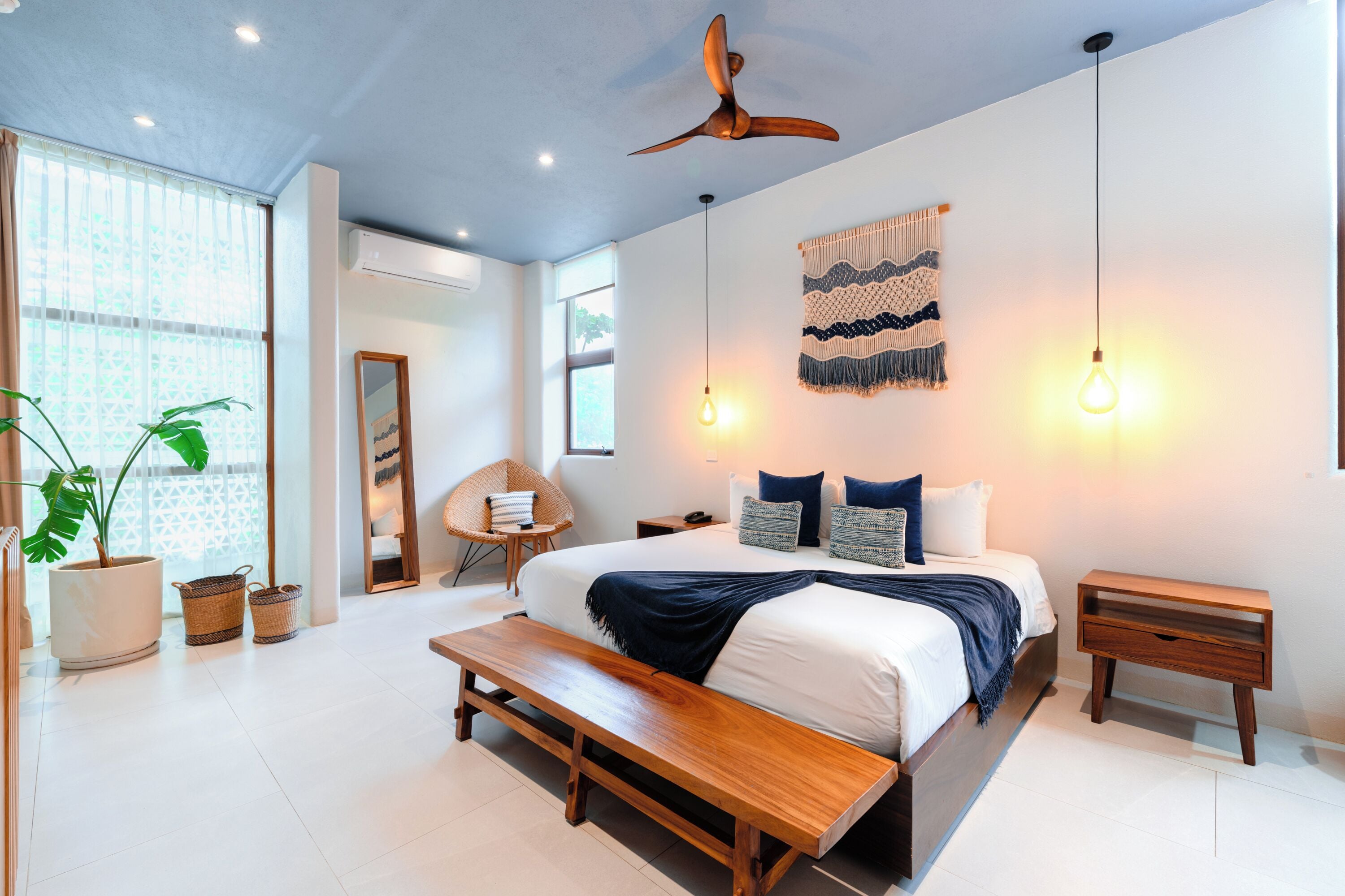 deluxe room, 1 king bed, private bathroom | 1 bedroom, premium bedding, free minibar, in-room safe