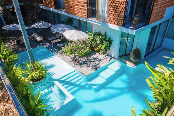 2 piscinas techadas, una piscina al aire libre, sombrillas