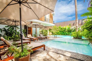 2 piscinas techadas, una piscina al aire libre, sombrillas