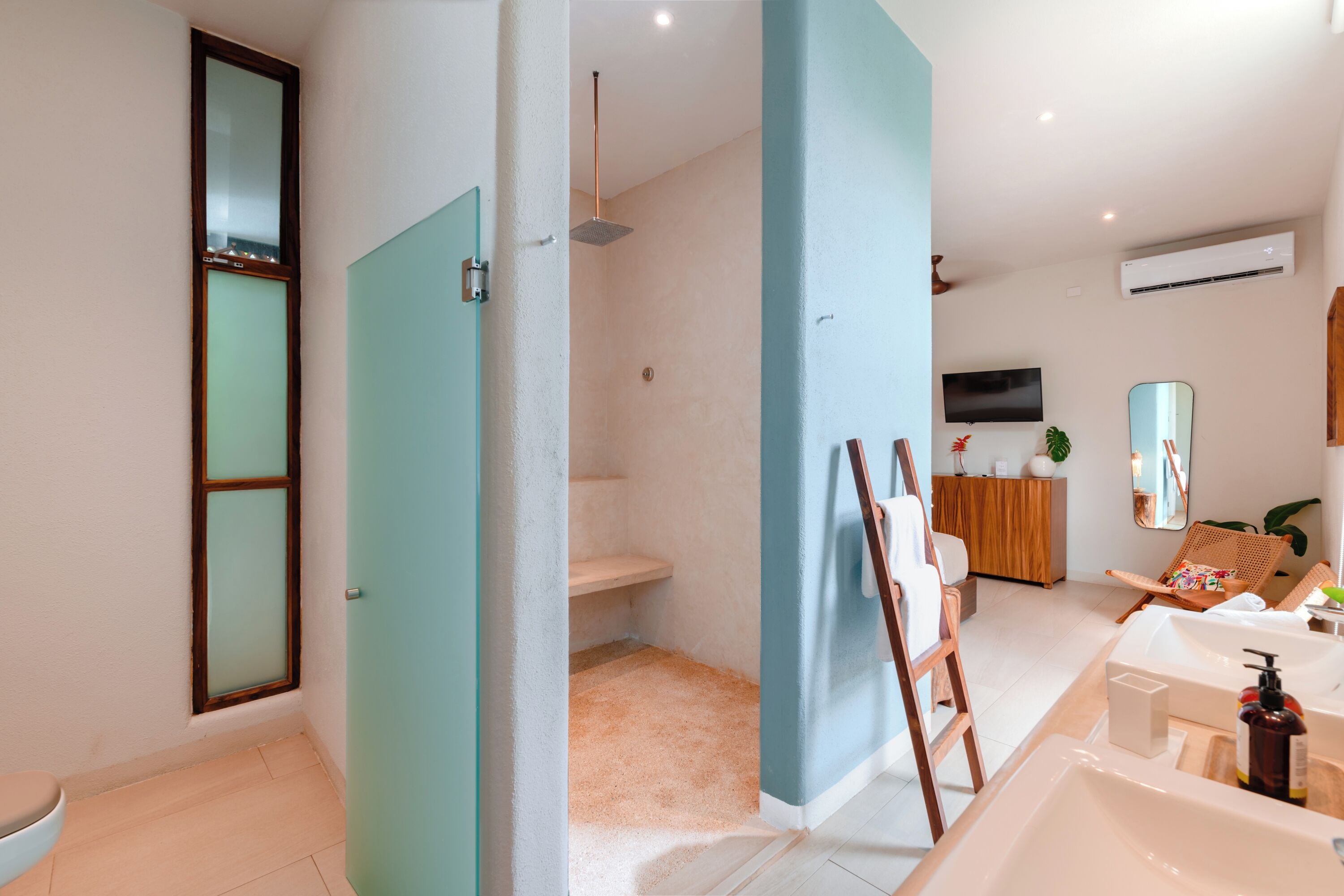 deluxe room, 1 king bed, private bathroom | bathroom | shower, rainfall showerhead, designer toiletries, hair dryer