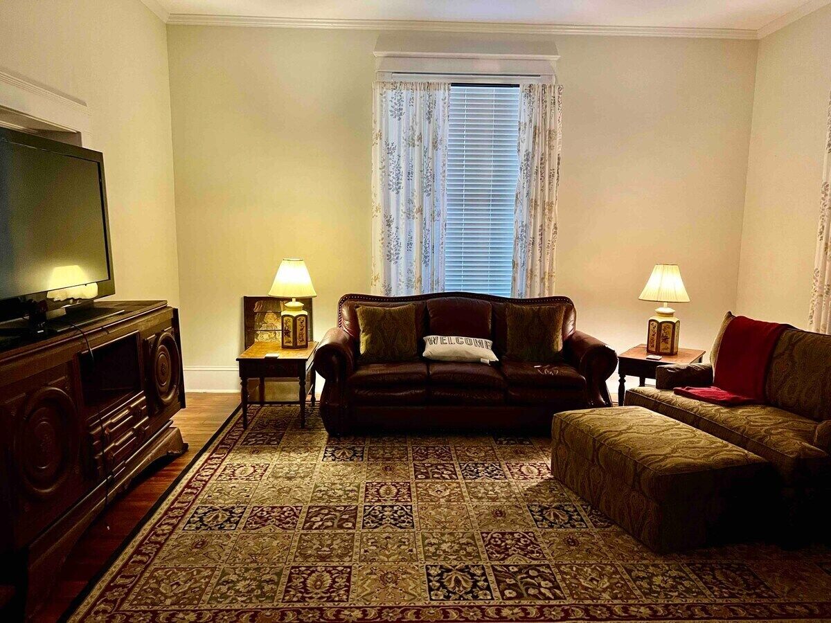 Beautiful 1st Floor Historic 2-bedroom Apartment Convenient to Everything