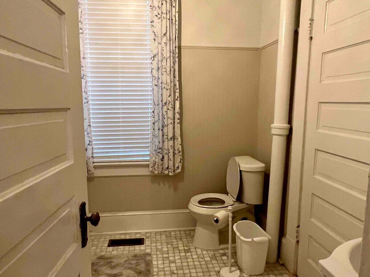 Beautiful 1st Floor Historic 2-bedroom Apartment Convenient to Everything