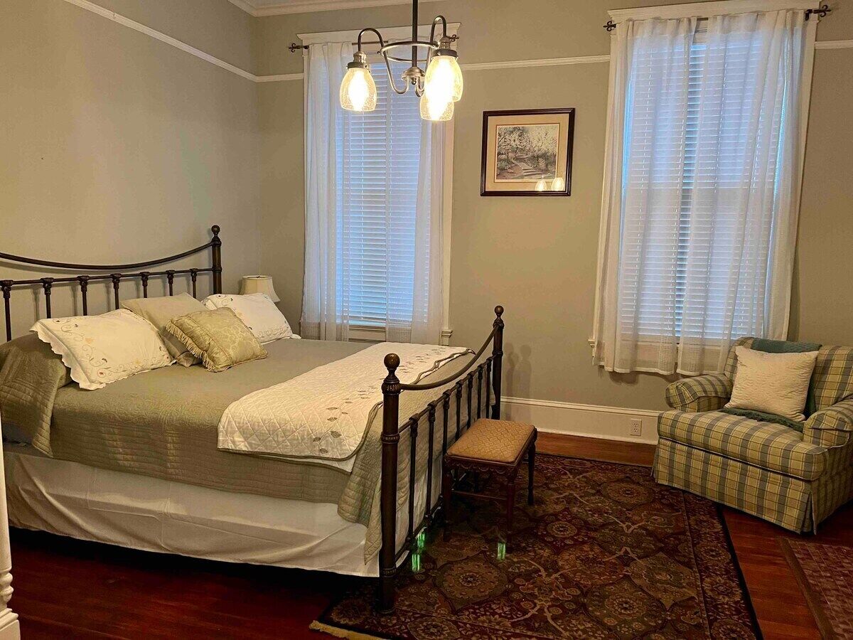 Beautiful 1st Floor Historic 2-bedroom Apartment Convenient to Everything