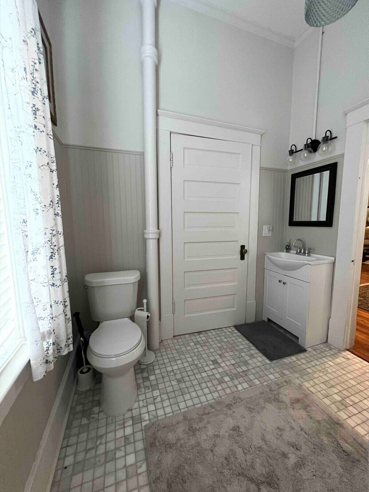 Beautiful 1st Floor Historic 2-bedroom Apartment Convenient to Everything