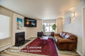 Télévision à écran plat, cheminée