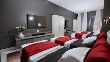 Roupas de cama premium, frigobar, cofres nos quartos