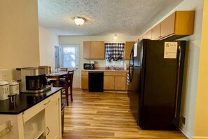 Een koelkast, een magnetron, een oven, een kookplaat