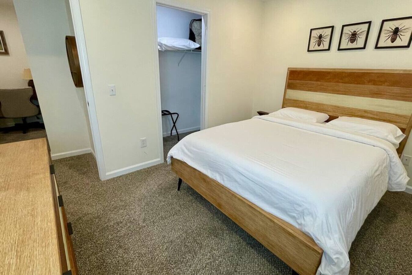 2 chambres, bureau, fer et planche à repasser, lit de bébé portatif