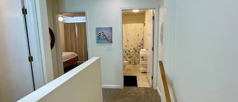 2 makuuhuonetta, työpöytä, silitysrauta/-lauta, vauvan matkasänky