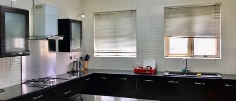 冷蔵庫、電子レンジ、オーブン、食器洗い機