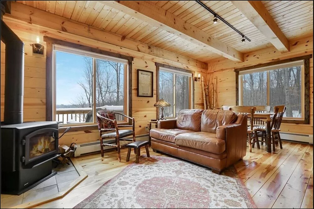 New Cozy Cabin on a Lake for the Perfect Getaway!