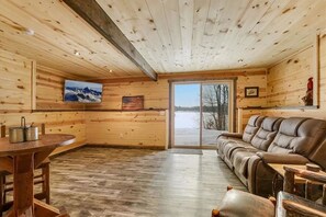 Smart-TV, peis, DVD-spiller og bøker