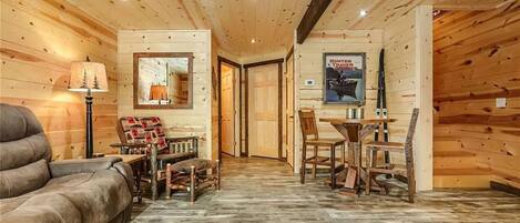 Smart-TV, Kamin, DVD-Player, Bücher