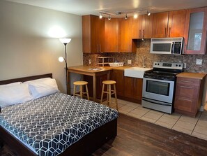 Frigorifero, microonde, forno, piano cottura