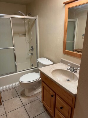 Combinazione doccia/vasca, asciugacapelli, asciugamani, sapone