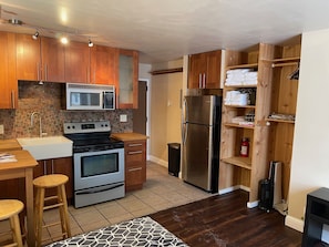 Frigorifero, microonde, forno, piano cottura