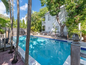 Alberca al aire libre y alberca climatizada