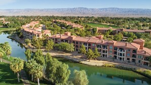 A resort with multiple buildings, a lake, and a mountainous backdrop. - 2 BD/2BA Full Size Villa @ Marriot's Shadow Ridge I - The Villages - BNP Tennis! (Palm Desert)