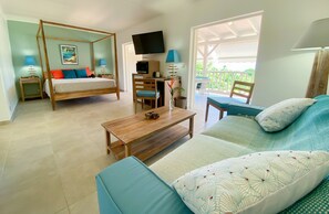 Habitación Deluxe, vista al mar | Escritorio, tabla de planchar con plancha, wifi gratis y ropa de cama