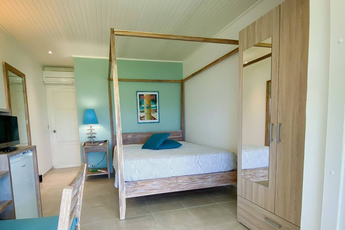 Habitación clásica, 1 cama Queen size, vista al mar | Escritorio, tabla de planchar con plancha, wifi gratis y ropa de cama