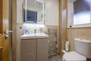 Baignoire, sèche-cheveux, serviettes fournies, savon