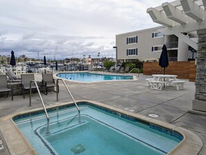 Lämmitetty uima-allas