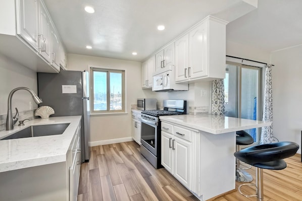 ثلاجة، ميكروويف، فرن، موقد طهي مسطح