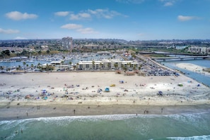 بالقرب من الشاطئ