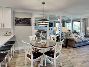 Condo, várias camas, sacada, vista para o campo de golfe (Villa 909 - No Pets) | Opções para refeição