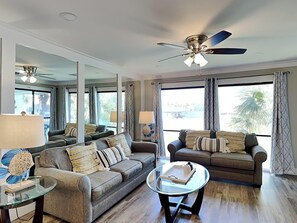 Condo, várias camas, sacada, vista para o campo de golfe (Villa 909 - No Pets) | Área de estar | TV de tela plana 42 polegadas com canais a cabo, TV