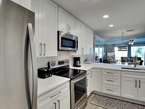 Condo, várias camas, sacada, vista para o campo de golfe (Villa 909 - No Pets) | Cozinha privada | Geladeira, micro-ondas, fogão, cooktop