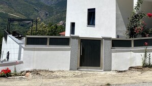 A modern two-story house with a balcony, a garage, and a view of mountains. - 7 Bedroom Villa in Vila Real (Vila Real)