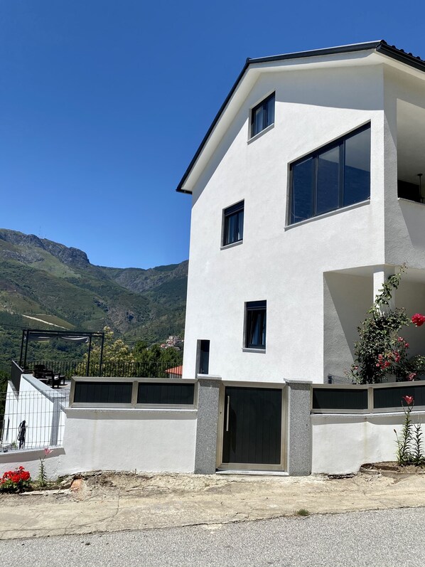A modern two-story house with a balcony, a garage, and a view of mountains. - 7 Bedroom Villa in Vila Real (Vila Real)